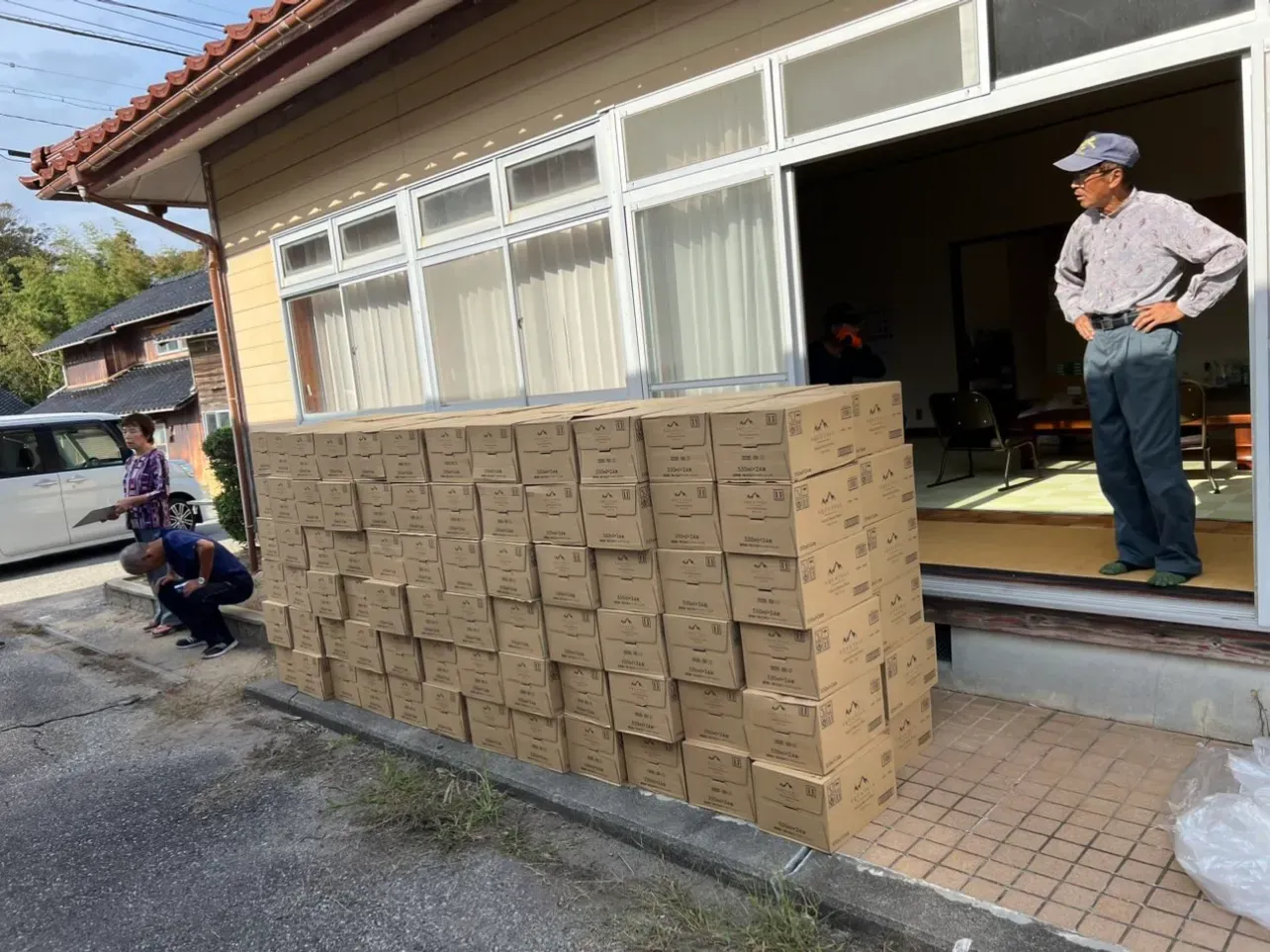 現地拠点に積み上げた支援物資