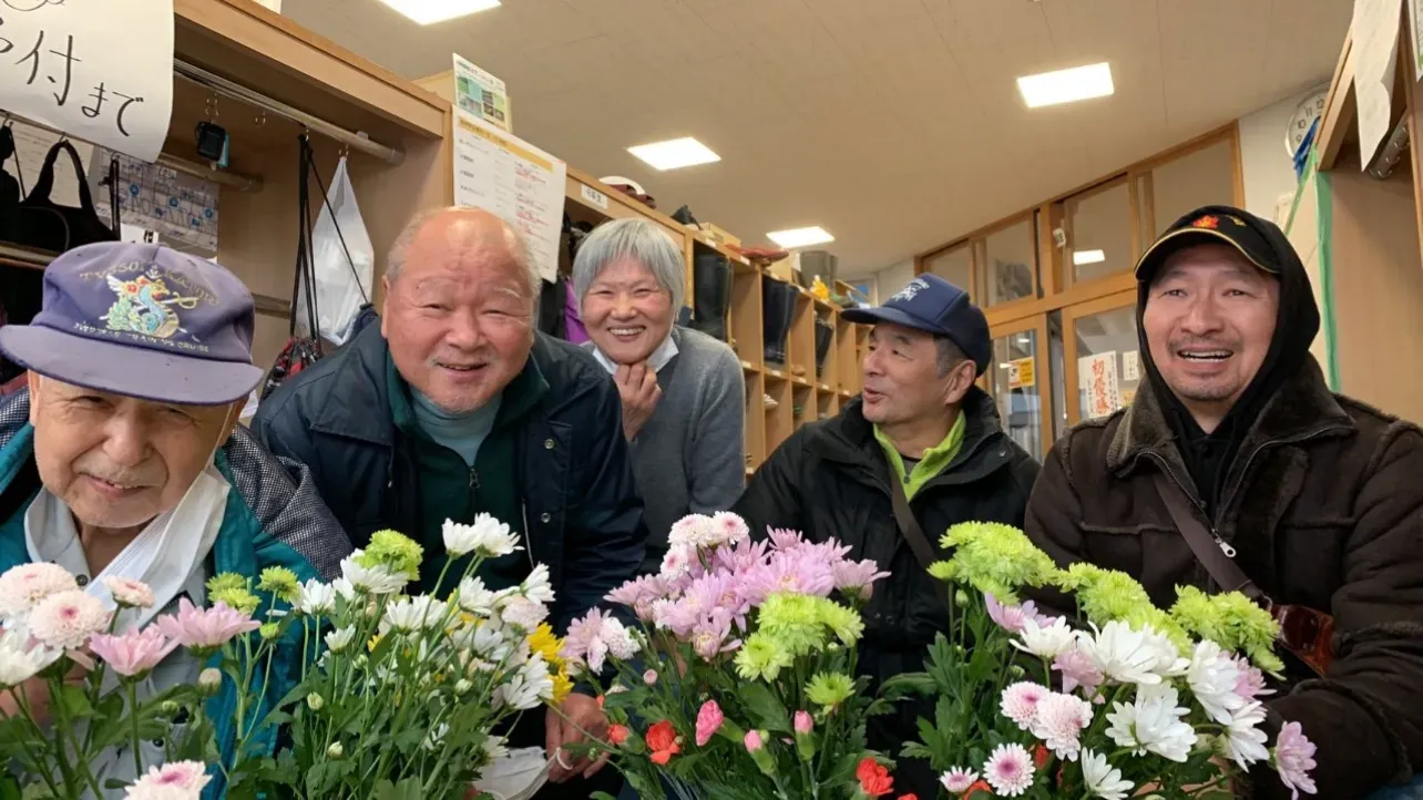 花を囲んで（地域の皆さまと）