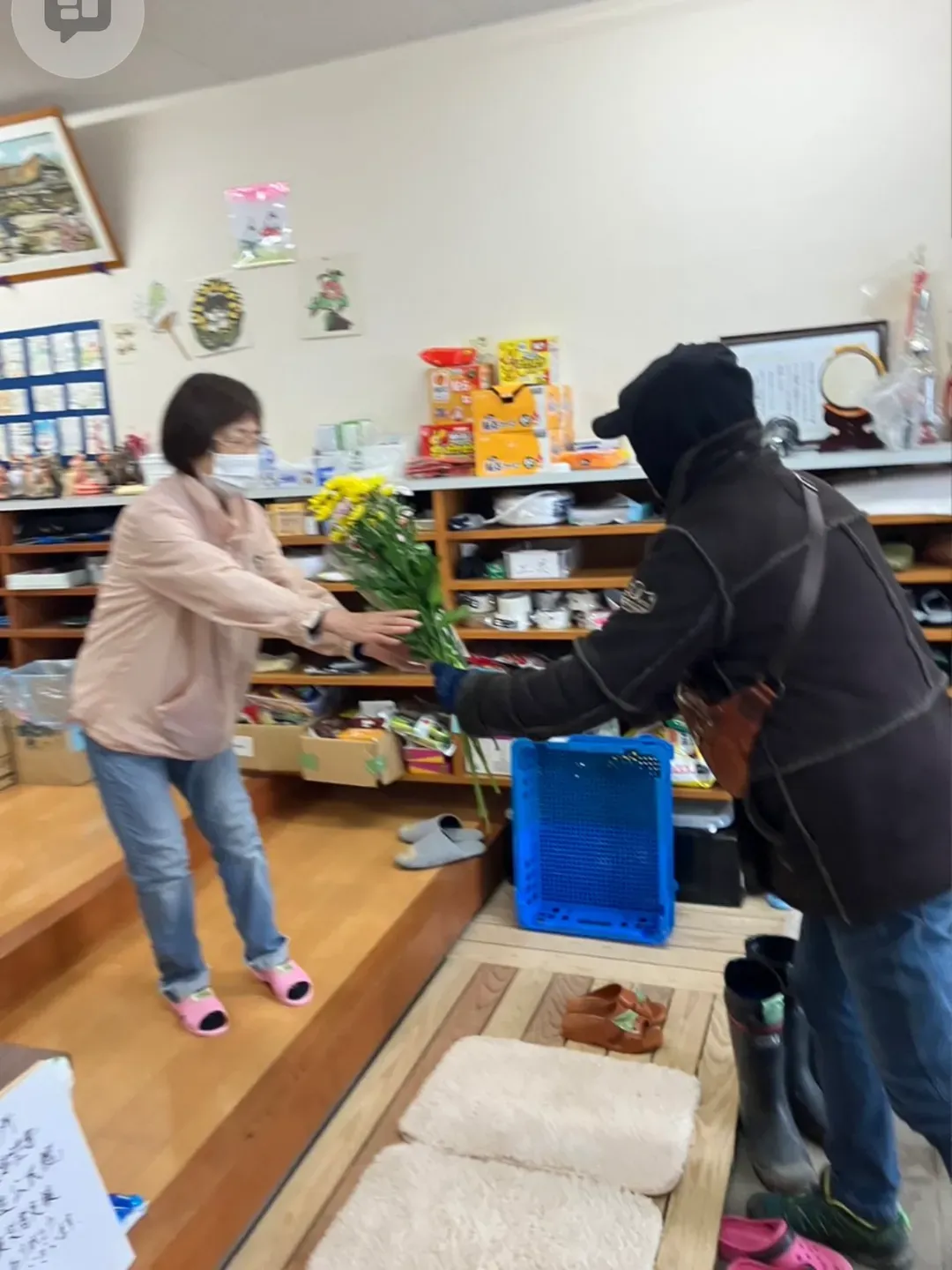 一輪の花をお渡しする