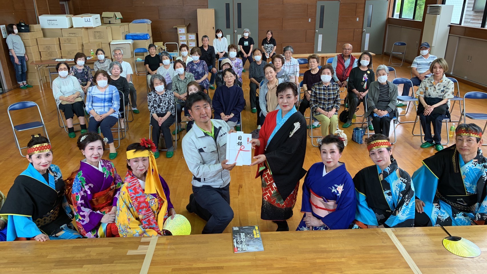 地域住民への目録贈呈式の様子