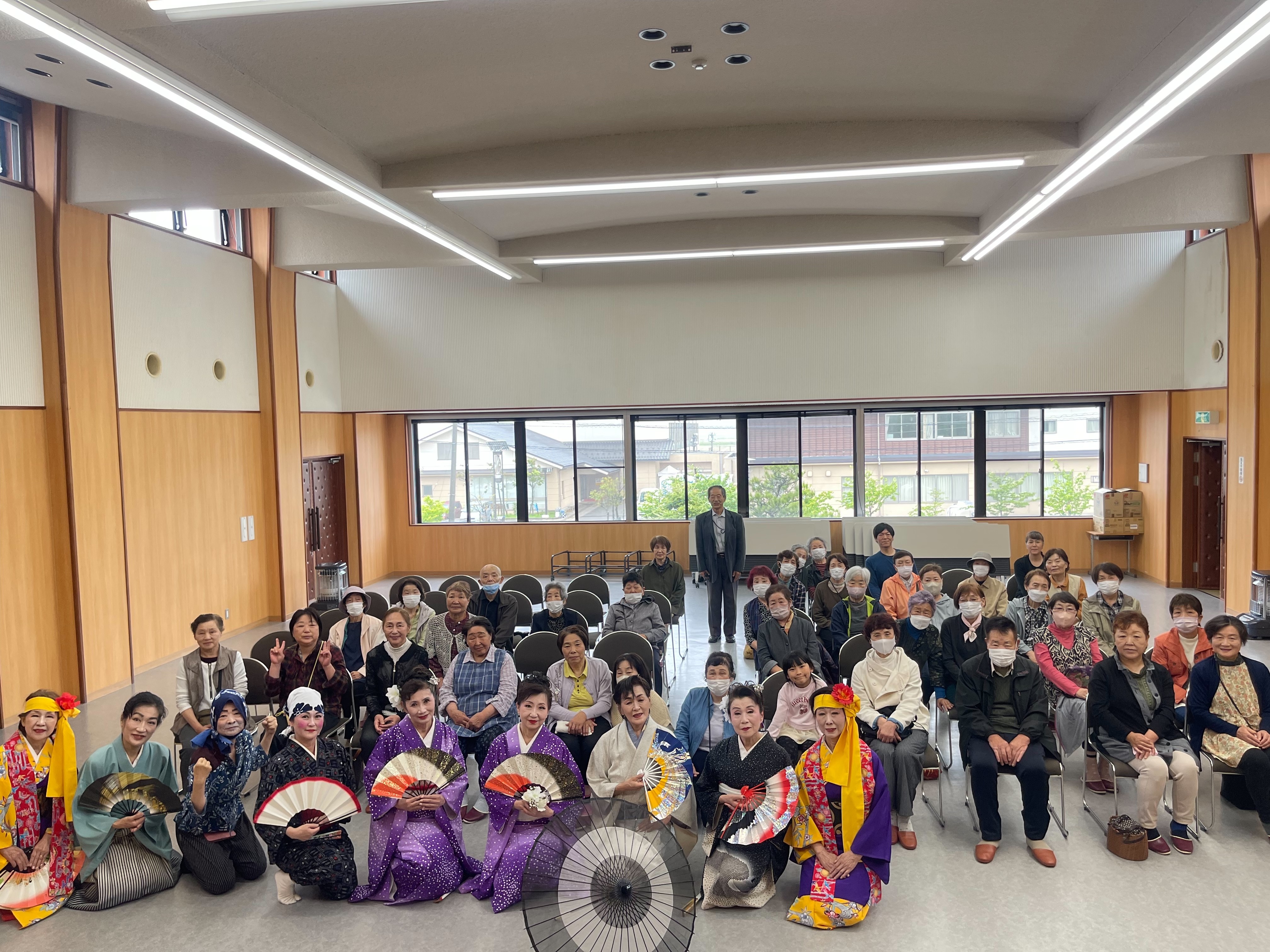 現地住民との交流イベント・伝統衣装での集合写真