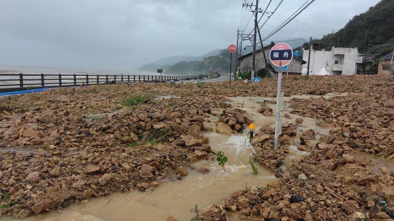 豪雨により土砂と岩で寸断された能登の道路